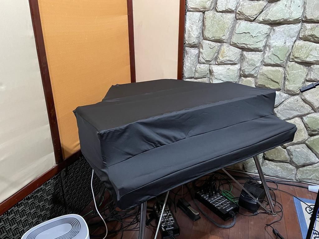 Capa preta sobre equipamento de teclas em estúdio